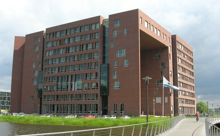 Tòa nhà chính. Wikipedia
