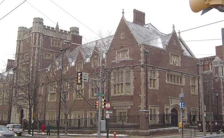 Tòa nhà chính. Wikipedia